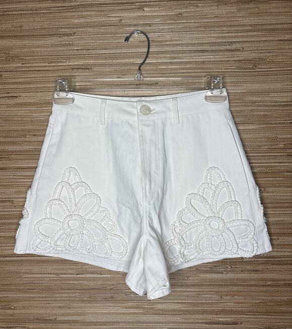 Yall Come Back Pants - NWOT Y'all Come Back Heavy Rope Crochet Floral Appliqué Shorts 3” Sz S